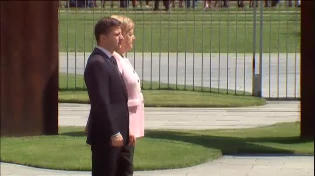 La canciller alemana, Angela Merkel, temblorosa en su encuentro con el presidente ucraniano