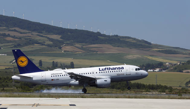 El avión de la línea Pamplona-Frankfurt, operada por Lufthansa, toma tierra en el aeropuerto de Noáin esta semana.