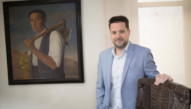 Foto de Alejandro Toquero, en el despacho de alcaldía con el cuadro de su bisabuelo a sus espaldas.