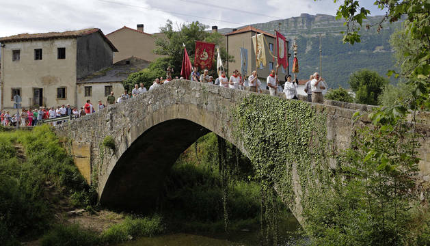 Foto del desfile con la Virgen del Rosario por el puente medieval que salva el río Arakil.