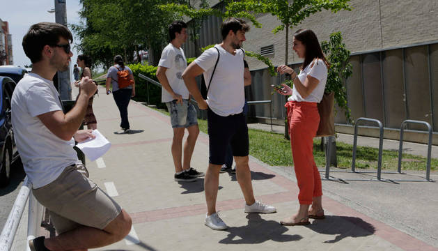 La salida de los opositores a maestro en la especialidad de inglés en euskera fue un lento goteo.