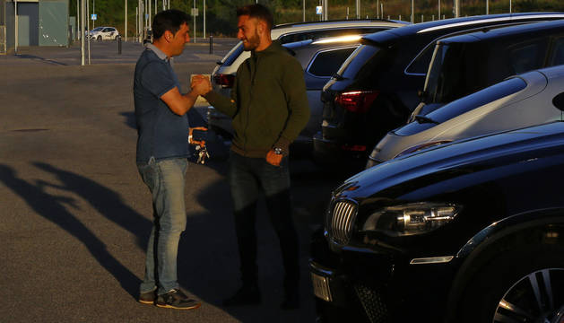 Braulio Vázquez choca la mano con Roberto Torres en los aledaños del estadio de El Sadar.