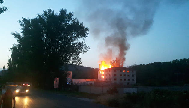 Incendio en la antigua harinera de Huarte