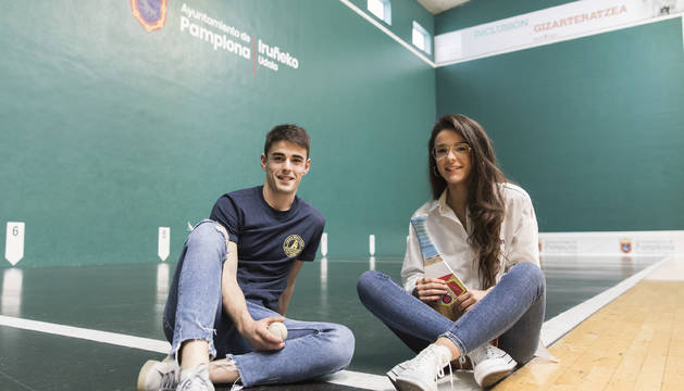 Los hermanos Iker Espinal y Amaia Espinal conocieron sus respectivos deportes de la mano de sus padres, que también los practicaban. En la foto posan en el frontón de Labrit.