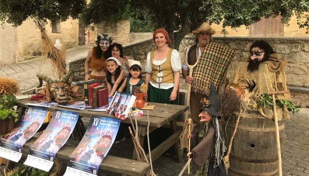 Lorea García Torrecilla, Inma Torrecilla Urbiola, las niñas Naia y Noa Álvarez, Cristina Remírez Marquínez y Ramón Álvarez García, ayer en la plaza del Olivo de Bargota preparada para la presentación de la Semana de la Brujería.