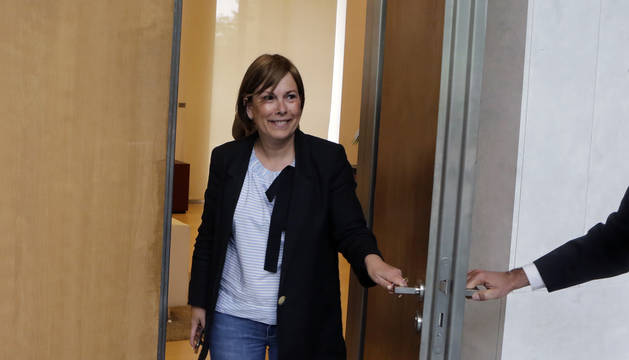 Foto de la portavoz de Geroa Bai, Uxue Barkos, tras la reunión con el presidente del Parlamento.