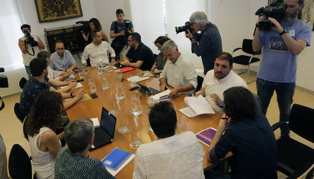 El PSN, este jueves en la cabecera de la mesa, con Geroa Bai a uno de los lados e I-E y Podemos, al otro.