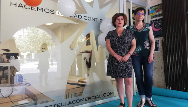 Maribel Ausejo, del establecimiento Pétalos, y Loreto San Martín, gerente de la asociación de comercio.