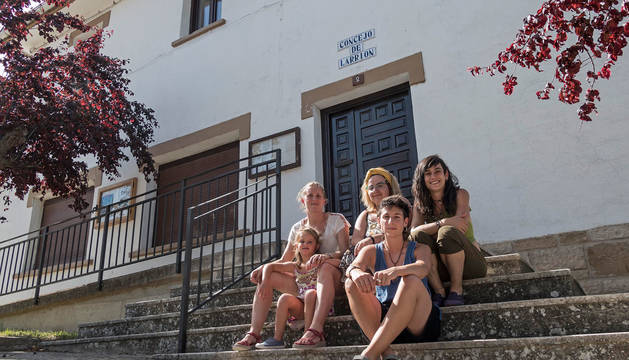 Desde la izquierda, arriba, Idoia Yanci San Martín con su hija Iranzu Vidán Yanci; Ainhoa García Aragüés, Leyre Pontes Macarulla y debajo, Rakel Ruiz Armendariz. Falta su hermana Carla Ruiz Armendariz, que tomará posesión cuando regrese de Londres.
