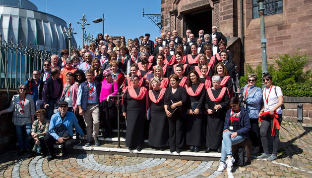 Fotografía de los actuales integrantes de la Coral San Miguel de Aoiz, y acompañantes, en las escalinatas de la iglesia de San Adalberto de Aquisgrán (Alemania) el Domingo de Resurrección, donde interpretó la 'Misa de la Vela' de Mariano García. Esta Semana Santa, la coral realizó un viaje para cantar en dos ciudades alemanas.