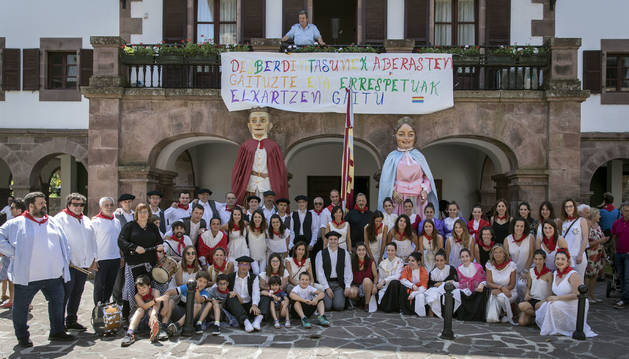 Los dantzaris 'oficiales' y los supuestos espontáneos acompañaron a la comparsa hasta el Ayuntamiento de Santesteban.