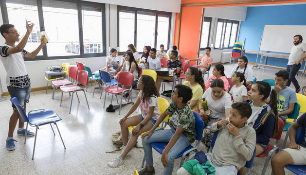 Foto de un instante de una de las clases del programa de atención a menores del Centro Lasa de Tudela.
