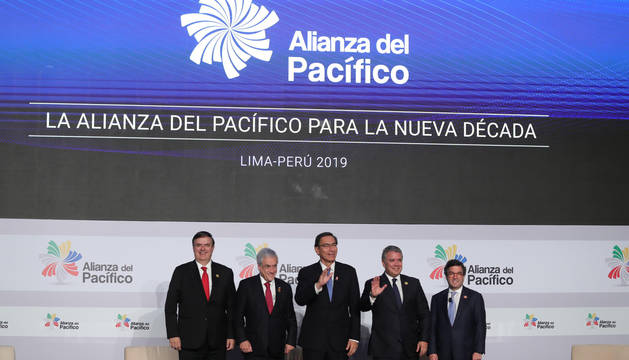 AME3993. LIMA (PERÚ), 05/07/2019.- (i-d) El secretario de Relaciones Exteriores de México, Marcelo Ebrard; el presidente de Chile, Sebastián Piñera; el presidente de Perú, Martín Vizcarra; el presidente de Colombia, Iván Duque, y el moderador y presidente del Banco Interamericano de Desarrollo (BID), Luis Alberto Moreno, realizan el saludo final este viernes durante el cierre de la Cumbre Alianza del Pacífico, en Lima (Perú).
