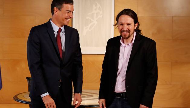 El presidente del gobierno Pedro Sánchez (i) y el líder de Podemos Pablo Iglesias, durante la nueva ronda de consultas para la investidura que el jefe del ejecutivo afronta avalado por la Ejecutiva del PSOE, para que intente negociar un Gobierno con posibles ministros independientes propuestos por Podemos, este mediodía en el Congreso de los Diputados.