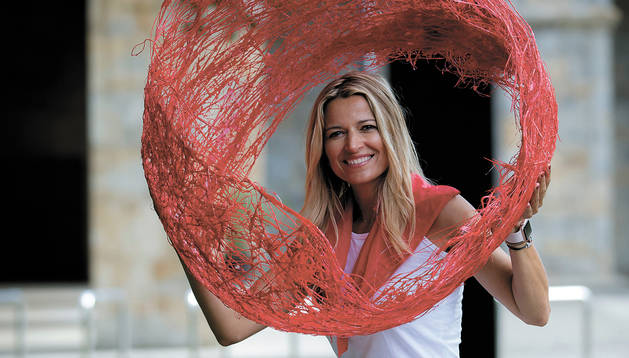 Foto de Maite Canto, quien ha trabajado para firmas como Anesvad o Gas Natural, posa con su obra 'Red Hole' en su entorno, la Ciudadela.