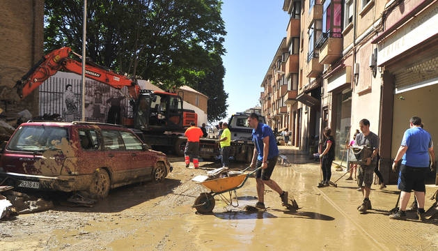 Vista de la calle Martínez Espronceda ayer, mientras los vecinos seguían sacando agua de los bajos.