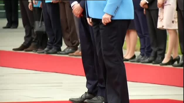 Merkel vuelve a sufrir temblores en un acto oficial