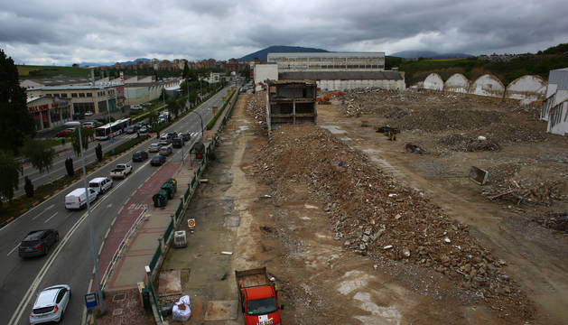Foto del solar que ocupaba la antigua Super Ser, en la entrada a Pamplona, y que ya ha sido derribada por Erri Berri.