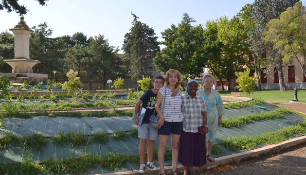 Foto de Raúl Merino, Yolanda Rivas, Marie Louise Masika y Carmen Baile en la parte central del parque.