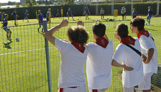 Muchos rojillos se acercaron a Tajonar para presenciar el primer entrenamiento de pretemporada.