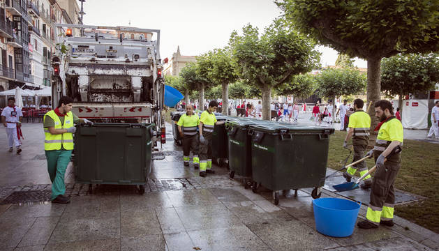 Una brigada de camión y operarios se emplea en la vía pública y contenedores en la plaza del Castillo.