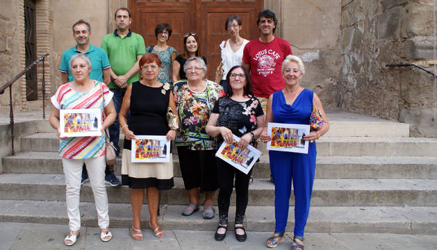 GANADORAS. Delante, de izquierda a derecha, las premiadas Mª Carmen Eza, Gema Calvo, Mari Luz Hernández, Trinidad Mateo y Mª Carmen Soria. Detrás, Javier Ochoa, Alberto Añón, Lidia Cuartero, Natalia Cubero, Maite Gómez y José Luis Gómez.