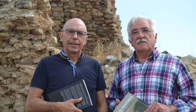 Foto de Agustín Garnica, a la izquierda, autor del libro, junto al último pastor de Lerín, Miguel Rodríguez, delante del denominado corral de Pitillas.