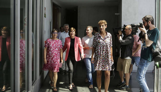Foto de María Chivite (PSN), seguida por Marisa de Simón (I-E), Uxue Barkos (Geroa Bai) y Eduardo Santos (Podemos), el 5 de julio, tras alcanzar un acuerdo sobre el programa.