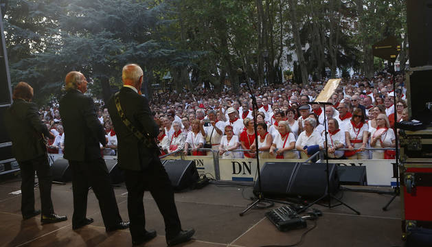 José Fontsere, Leslie y Juanjo Calvo (de espaldas, desde la izquierda), en la actuación ante el público de la plaza de la Cruz el viernes.