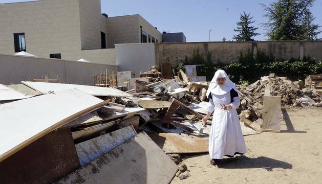 Las Hermanitas de los Ancianos Desamparados, en el Hogar Geriátrico San Francisco Javier de Tafalla, han limpiado de barro la planta baja, en una faena con más de 400 voluntarios