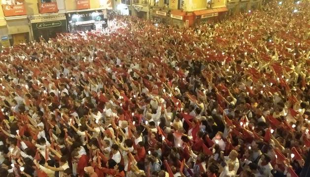 foto de Miles de pamploneses despiden las fiestas con el Pobre de Mí