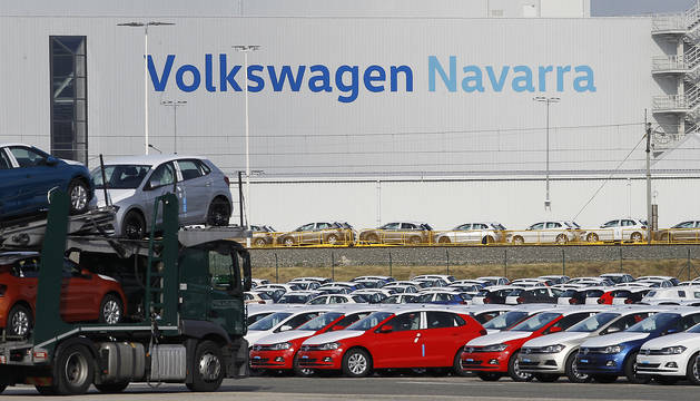 Vehículos aparcados en los exteriores de Volkswagen Navarra. El pasado año salieron 272.272 Polos de la fábrica.