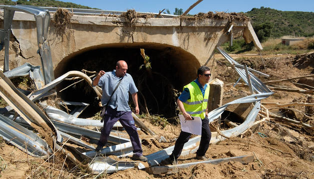 Foto de un trabajador de la Confederación Hidrográfica del Ebro y un vecino de Sansoáin, Alfredo Recalde, comprobando este puente que tenía tres ojos y unía el pueblo con la NA-5163.