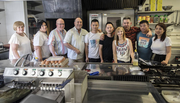 Foto de (de izquierda a derecha) Asun Scaloni Goikoa, Ana Gil Pulido, Javier Sagüés Ibero, Fernando Lazcano Olza, de La Gota de Leche, Arong Huan y Weikhng UU, de Elordi, Mati Seoane Tubio y Juan Manuel Pedreño Garraleta, de Sonrisas de Comida, Gen Lian Chen y Xiao Wei Huang, también de Elordi, el pasado martes en la cocina del restaurante.