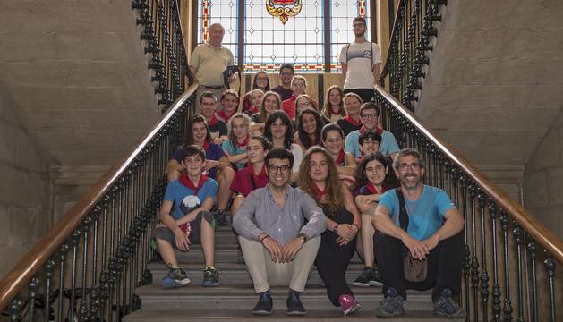 Foto de los estudiantes del programa Erasmus+ con el alcalde Gonzalo Fuentes en el ayuntamiento de Estella.
