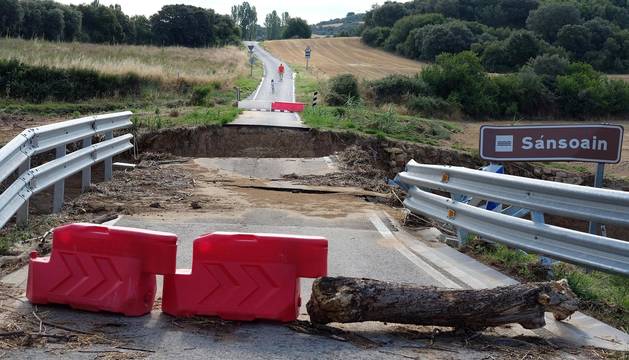 Los vecinos de Sánsoain (Leoz) lamentan la situación de olvido en la que dicen sentirse desde que la riada del 8 de julio echase abajo el puente. Para salir del pueblo y llegar a Tafalla deben hacerlo por unas pistas forestales intransitables