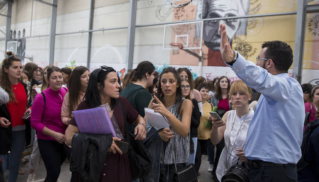 Foto de parte de los opositores, que reciben indicaciones en las pruebas que se celebraron en junio en Mendillorri.