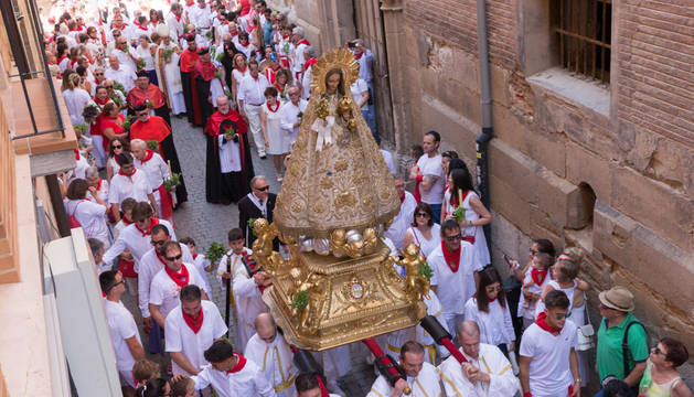 Foto de la procesión de Santa Ana 2018. La imagen de Santa Ana a su paso por la calle Portal, enfilando ya su paseo por el Casco Viejo de Tudela el día de su festividad.