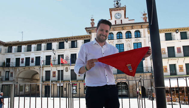 El alcalde de Tudela, Alejandro Toquero, posa con el pañuelo en el quiosco de la plaza de los Fueros, ante la Casa del Reloj, donde se lanzará el cohete el próximo 24 de julio.