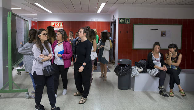 Foto de algunos participantes en la oposición docente que se celebró el pasado junio en el IES Mendillorri.