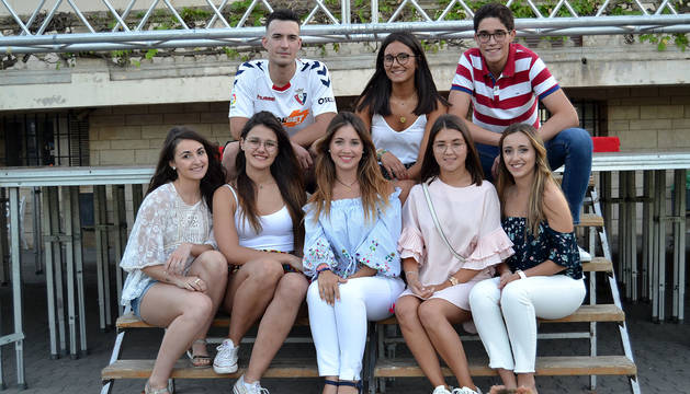 Delante, de izda a drcha: Edurne León San Miguel ( El Bombo); Isabel Arriezu Jiménez (El Moscón); Lucía Urra Muro (reina fiestas); Alfida Urra Lorente (El Follón) y Nerea Palacios León (Club Taurino). Detrás: Álvaro Sigüenza Ruiz (El Moscón) y Adriana Marín López y Álvaro Munilla Cabeza, miss y míster quintos 2021.