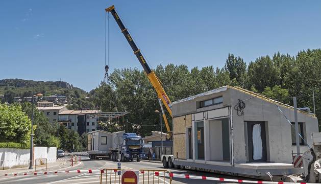 Foto de dos de los diez módulos en los transportes antes de ser colocados en el exterior de la residencia de San Jerónimo de Estella.
