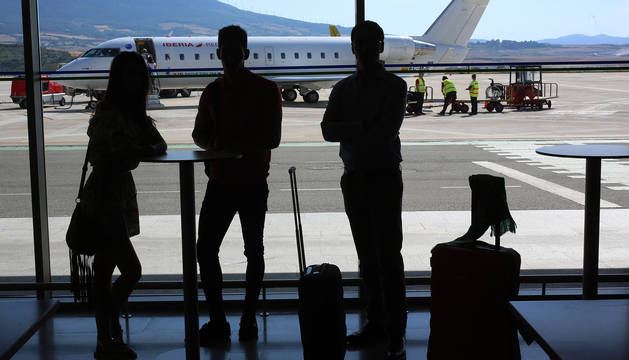 Foto de tres jóvenes en el aeropuerto de Noáin. La recuperación económica no ha frenado la salida de las nuevas generaciones hacia otros países.