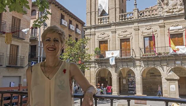 La acaldesa de Viana, la socialista Yolanda González, ayer, con el ayuntamiento a sus espaldas.