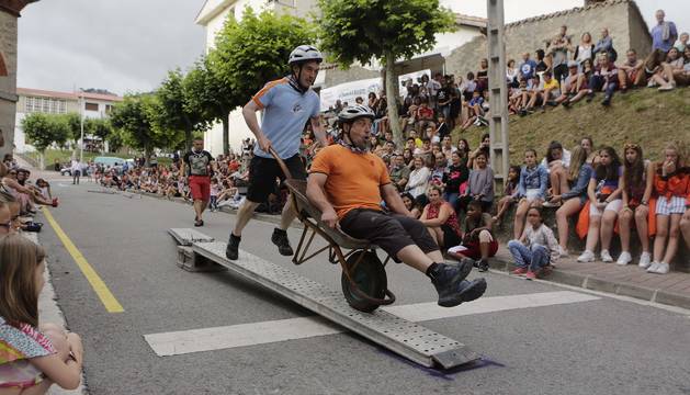 Una veintena de personas se atrevió con la prueba de obstáculos que acoge cada año la calle de San Miguel, en Irurzun.