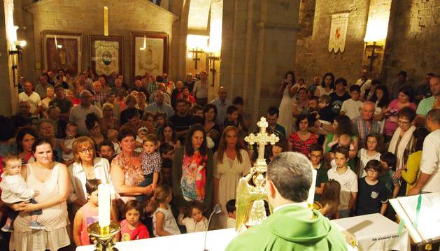 Al terminar la misa dominical, el capellán Mikel Garciandia (de espaldas en la foto) dio a besar la efigie de San Miguel de Aralar.