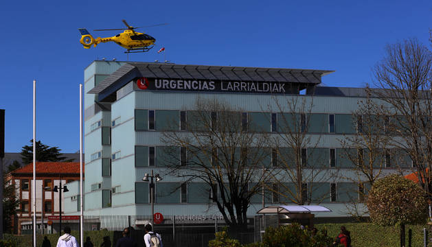 Un helicóptero llega al edificio de Urgencias del Complejo Hospitalario, el pasado marzo.