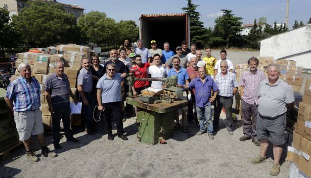 El grupo de voluntarios que cargó el pasado miércoles 17 un contenedor con destino a Cabo Verde, con material de carpintería, entre otro contenido.