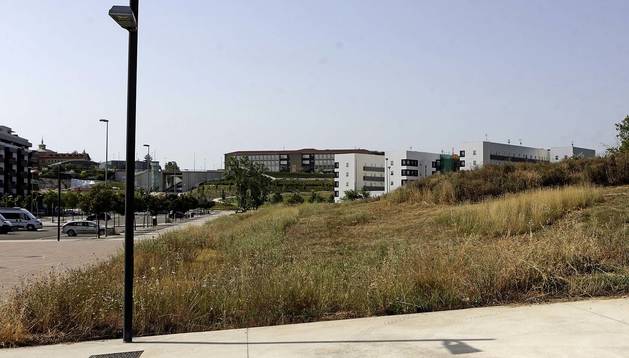 En este solar, con las viviendas originarias de Lezkairu al fondo a la derecha, se construirá la nueva escuela infantil del barrio