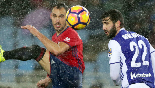 Raúl Navas, central de la Real Sociedad, pugna por el balón con el rojillo Unai García, en Anoeta.